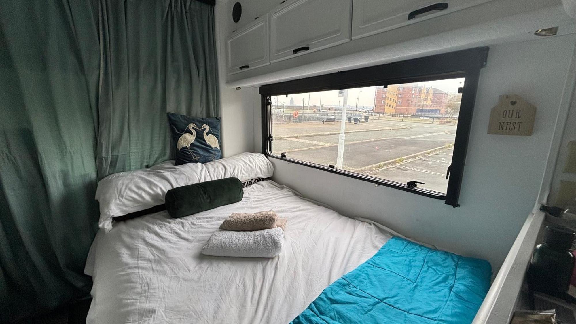 Cool Wheels On The Waterfront Hotel Liverpool Eksteriør billede